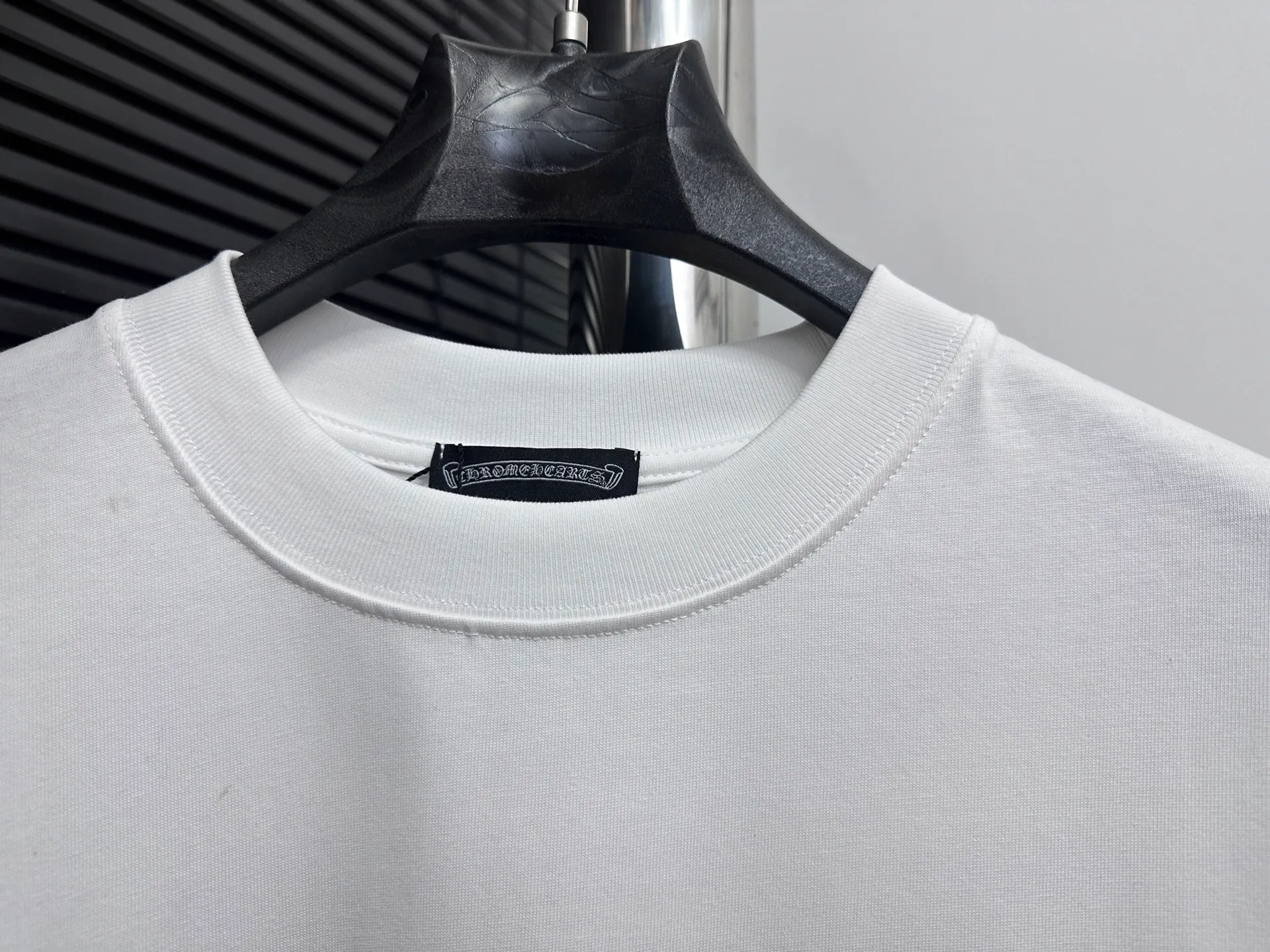 🅿️190 [ChromeHearts] ChromeHearts 25ss round neck T-shirt Original fabric Official same style Short-sleeved T-shirt Customized 260g same vat dyed fabric Very comfortable to the touch Latest brick cabinet synchronization for spring and summer Fashionable and personalized Super versatile and good-looking Very suitable for both men and women A must-have item Tag Collar label Washed wheat Complete with three standards Color: Black White Size: XS-L